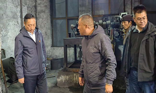 玉樹(shù)市委副書記、市長(zhǎng)扎西旺加檢查指